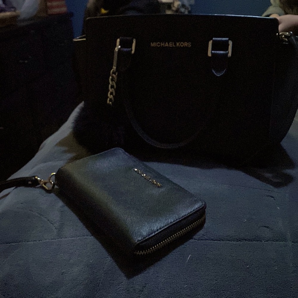 Black Michael Kors purse plus wallet